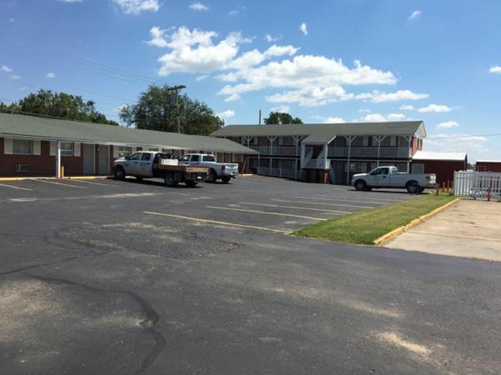 Guest House Motel Chanute Exterior photo