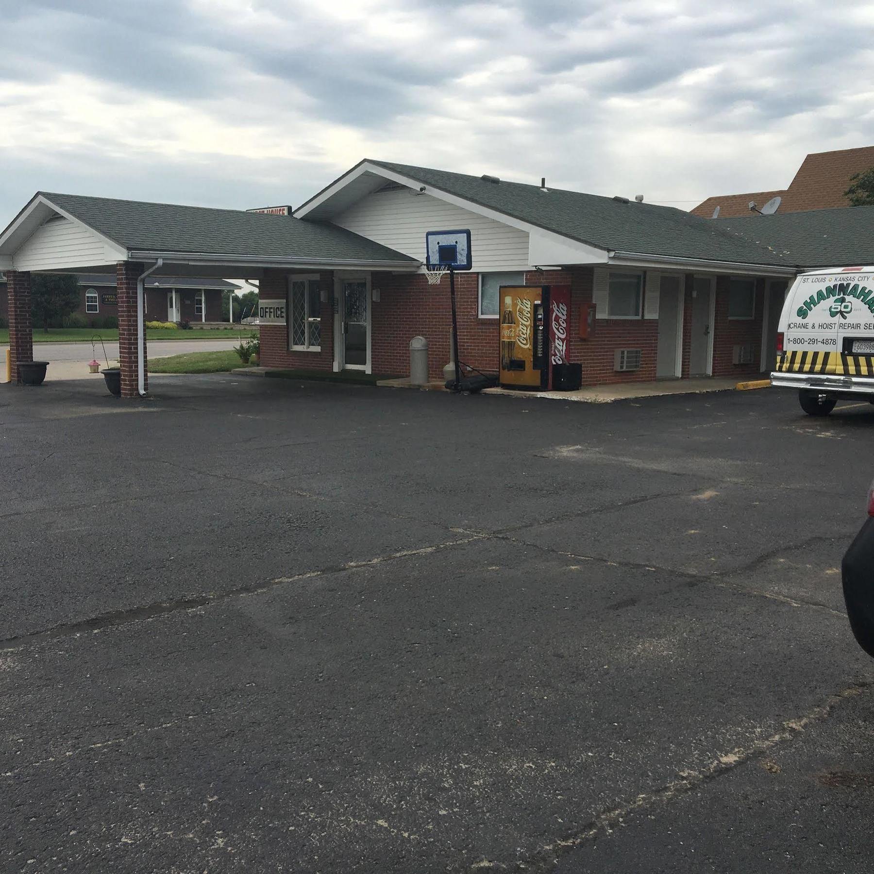 Guest House Motel Chanute Exterior photo