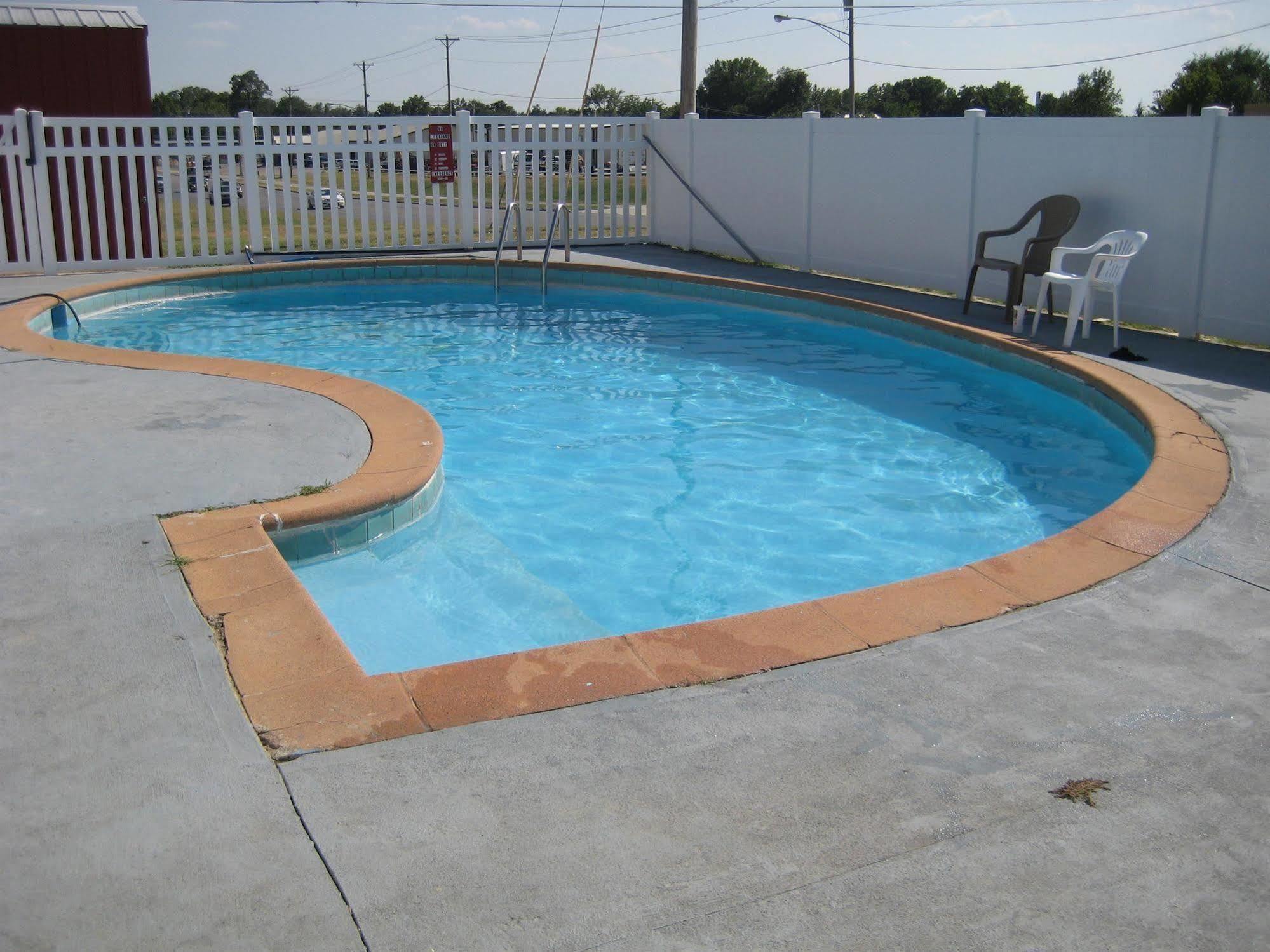 Guest House Motel Chanute Exterior photo