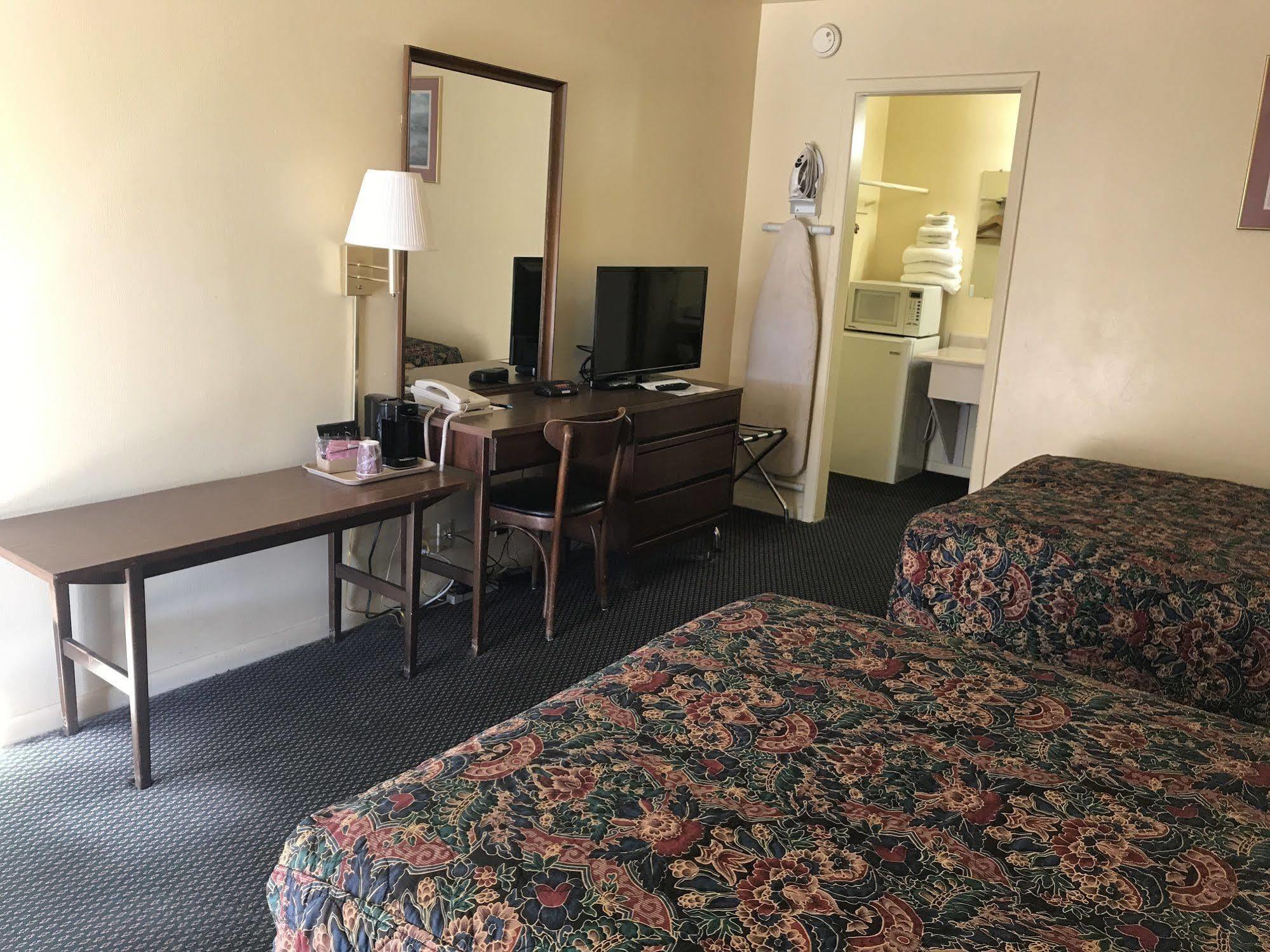 Guest House Motel Chanute Exterior photo